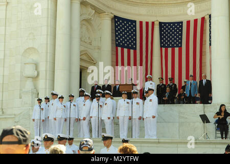 120727-N-HG 258-022 ARLINGTON, VA. (27. Juli 2012) Die US-Marine Band Sea Chanters chorus führt 'Ewigen Vater stark zu Speichern", die im Rahmen der Gedenkfeiern zum 59. Jahrestag der koreanischen Krieg Waffenstillstand am Arlington National Cemetery Amphitheater in Arlington, Virginia. Der Gedenkfeier mit einer Kranzniederlegung am Grab des Unbekannten reognizing Veteranen des Koreakrieges gefolgt. Die Preisverleihung ist Teil der drei Jahr gedenken des koreanischen Krieges, der am 24. Juni 1950 begann und endete am 27. Juli 1953, mit der Unterzeichnung des Waffenstillstandes. (U.S. Marine Foto von Chief Musiker St Stockfoto