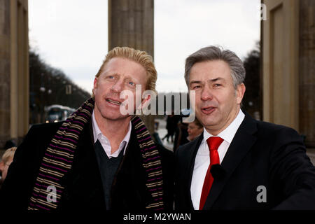 Boris Becker mit dem Regierenden Bürgermeister von Berlin Klaus Wowereit bin und mit dem Brandenburgertor Stockfoto