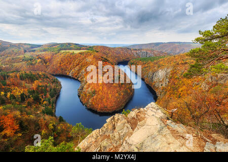 Moldau (Moldawien) River Bend in der Nähe von Kr?Jeder in der Tschechischen Stockfoto