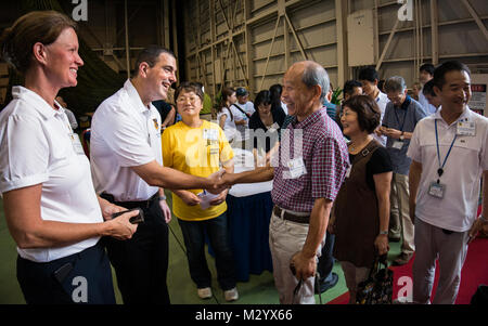 YOKOTA AIR BASE, Japan - Oberst Mark August, Mitte-links, 374 Airlift Wing Commander, schüttelt Hände mit Toshio Murayama, stellvertretender Bürgermeister von Fussa Stadt, während eines berühmten Besucher Empfang am ersten Tag des japanisch-amerikanischen Freundschaft Festival 2012 Yokota Air Base, Japan, August 18, 2012. Yokota begrüßte rund 178.000 Besucher für das Festival, einschließlich der lokalen und regionalen Würdenträgern. (U.S. Air Force Foto von Tech. Sgt. Samuel Morse) 2012 japanisch-amerikanischen Freundschaft Festival durch # FIRMA PACOM Stockfoto