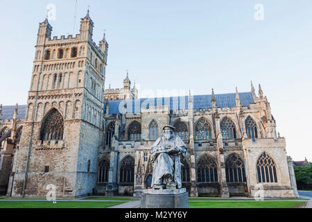 England, Devon, Exeter, Exeter Kathedrale und die Statue von Richard Hooker Stockfoto