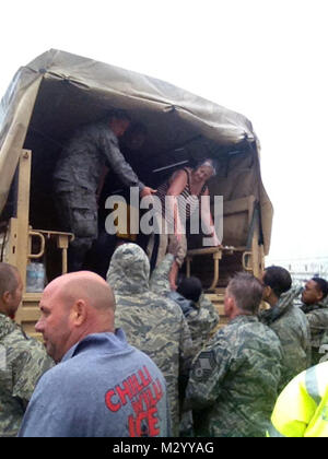 BRAITHWAITE, La-Flieger von der Louisiana National Guard unterstützen St. Bernard Parish Beamte und staatliche Agenturen in hohe Wasser Such- und Rettungseinsätze im Braithwaite, La., Aug 29., 2012. Die LANG hat mehr als 5.000 Soldaten und Piloten auf Pflicht, unsere Bürger, lokale und staatliche Behörden zur Unterstützung der Operation Isaak zu unterstützen. (U.S. Armee Foto von SPC. Tarell J. Bilbo, 241 Mobile Public Affairs Ablösung/freigegeben) 120829-A-SM 895-037 durch Louisiana National Guard Stockfoto