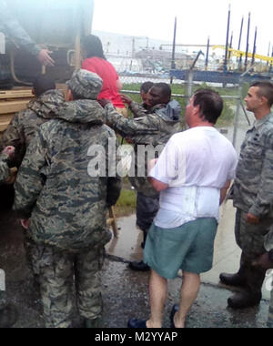 BRAITHWAITE, La-Flieger von der Louisiana National Guard unterstützen St. Bernard Parish Beamte und staatliche Agenturen in hohe Wasser Such- und Rettungseinsätze im Braithwaite, La., Aug 29., 2012. Die LANG hat mehr als 5.000 Soldaten und Piloten auf Pflicht, unsere Bürger, lokale und staatliche Behörden zur Unterstützung der Operation Isaak zu unterstützen. (U.S. Armee Foto von SPC. Tarell J. Bilbo, 241 Mobile Public Affairs Ablösung/freigegeben) 120829-A-SM 895-052 durch Louisiana National Guard Stockfoto