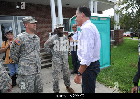 LAFITTE, LA-Gouverneur Mitt Romney durch die Soldaten der Nationalgarde von Louisiana für ihre harte Arbeit während der Wiederherstellung nach Hurrikan Isaac, 12.08.31, 2012, Lafitte. Der lang hat mehr als 8.000 Soldaten und Piloten bereit, unseren Bürgern, lokalen und staatlichen Behörden zur Unterstützung der Hurrikan Isaac Aktivitäten zu unterstützen. (U.S. Air Force Foto von Master Sgt. Toby M. Valadie, Louisiana National Guard Public Affairs Office/freigegeben) 120831-F-VU 198-255 durch Louisiana National Guard Stockfoto