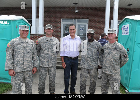 LAFITTE, LA-Gouverneur Mitt Romney durch die Soldaten der Nationalgarde von Louisiana für ihre harte Arbeit während der Wiederherstellung nach Hurrikan Isaac, 12.08.31, 2012, Lafitte. Der lang hat mehr als 8.000 Soldaten und Piloten bereit, unseren Bürgern, lokalen und staatlichen Behörden zur Unterstützung der Hurrikan Isaac Aktivitäten zu unterstützen. (U.S. Air Force Foto von Master Sgt. Toby M. Valadie, Louisiana National Guard Public Affairs Office/freigegeben) 120831-F-VU 198-261 durch Louisiana National Guard Stockfoto