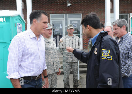 LAFITTE, LA-Gouverneur Mitt Romney durch die Soldaten der Nationalgarde von Louisiana für ihre harte Arbeit während der Wiederherstellung nach Hurrikan Isaac, 12.08.31, 2012, Lafitte. Der lang hat mehr als 8.000 Soldaten und Piloten bereit, unseren Bürgern, lokalen und staatlichen Behörden zur Unterstützung der Hurrikan Isaac Aktivitäten zu unterstützen. (U.S. Air Force Foto von Master Sgt. Toby M. Valadie, Louisiana National Guard Public Affairs Office/freigegeben) 120831-F-VU 198-272 durch Louisiana National Guard Stockfoto