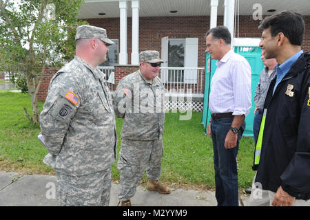 LAFITTE, LA-Gouverneur Mitt Romney durch die Soldaten der Nationalgarde von Louisiana für ihre harte Arbeit während der Wiederherstellung nach Hurrikan Isaac, 12.08.31, 2012, Lafitte. Der lang hat mehr als 8.000 Soldaten und Piloten bereit, unseren Bürgern, lokalen und staatlichen Behörden zur Unterstützung der Hurrikan Isaac Aktivitäten zu unterstützen. (U.S. Air Force Foto von Master Sgt. Toby M. Valadie, Louisiana National Guard Public Affairs Office/freigegeben) 120831-F-VU 198-278 durch Louisiana National Guard Stockfoto