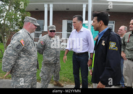 LAFITTE, LA-Gouverneur Mitt Romney durch die Soldaten der Nationalgarde von Louisiana für ihre harte Arbeit während der Wiederherstellung nach Hurrikan Isaac, 12.08.31, 2012, Lafitte. Der lang hat mehr als 8.000 Soldaten und Piloten bereit, unseren Bürgern, lokalen und staatlichen Behörden zur Unterstützung der Hurrikan Isaac Aktivitäten zu unterstützen. (U.S. Air Force Foto von Master Sgt. Toby M. Valadie, Louisiana National Guard Public Affairs Office/freigegeben) 120831-F-VU 198-280 durch Louisiana National Guard Stockfoto