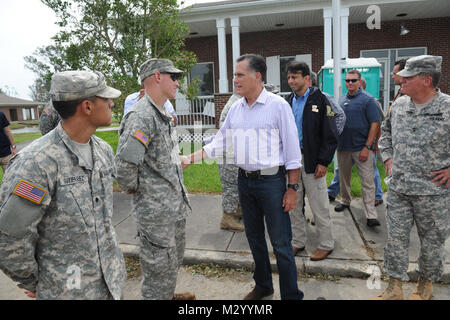 LAFITTE, LA-Gouverneur Mitt Romney durch die Soldaten der Nationalgarde von Louisiana für ihre harte Arbeit während der Wiederherstellung nach Hurrikan Isaac, 12.08.31, 2012, Lafitte. Der lang hat mehr als 8.000 Soldaten und Piloten bereit, unseren Bürgern, lokalen und staatlichen Behörden zur Unterstützung der Hurrikan Isaac Aktivitäten zu unterstützen. (U.S. Air Force Foto von Master Sgt. Toby M. Valadie, Louisiana National Guard Public Affairs Office/freigegeben) 120831-F-VU 198-284 durch Louisiana National Guard Stockfoto