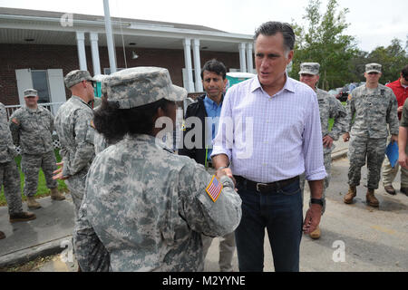 LAFITTE, LA-Gouverneur Mitt Romney durch die Soldaten der Nationalgarde von Louisiana für ihre harte Arbeit während der Wiederherstellung nach Hurrikan Isaac, 12.08.31, 2012, Lafitte. Der lang hat mehr als 8.000 Soldaten und Piloten bereit, unseren Bürgern, lokalen und staatlichen Behörden zur Unterstützung der Hurrikan Isaac Aktivitäten zu unterstützen. (U.S. Air Force Foto von Master Sgt. Toby M. Valadie, Louisiana National Guard Public Affairs Office/freigegeben) 120831-F-VU 198-295 durch Louisiana National Guard Stockfoto