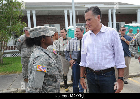 LAFITTE, LA-Gouverneur Mitt Romney durch die Soldaten der Nationalgarde von Louisiana für ihre harte Arbeit während der Wiederherstellung nach Hurrikan Isaac, 12.08.31, 2012, Lafitte. Der lang hat mehr als 8.000 Soldaten und Piloten bereit, unseren Bürgern, lokalen und staatlichen Behörden zur Unterstützung der Hurrikan Isaac Aktivitäten zu unterstützen. (U.S. Air Force Foto von Master Sgt. Toby M. Valadie, Louisiana National Guard Public Affairs Office/freigegeben) 120831-F-VU 198-298 durch Louisiana National Guard Stockfoto