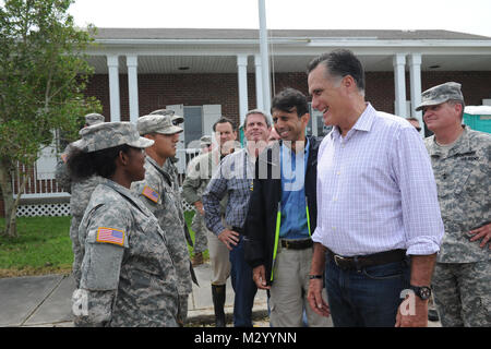 LAFITTE, LA-Gouverneur Mitt Romney durch die Soldaten der Nationalgarde von Louisiana für ihre harte Arbeit während der Wiederherstellung nach Hurrikan Isaac, 12.08.31, 2012, Lafitte. Der lang hat mehr als 8.000 Soldaten und Piloten bereit, unseren Bürgern, lokalen und staatlichen Behörden zur Unterstützung der Hurrikan Isaac Aktivitäten zu unterstützen. (U.S. Air Force Foto von Master Sgt. Toby M. Valadie, Louisiana National Guard Public Affairs Office/freigegeben) 120831-F-VU 198-301 durch Louisiana National Guard Stockfoto