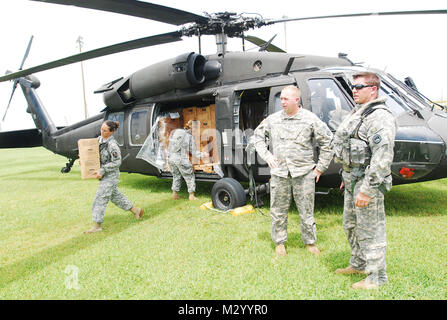 HAMMOND, La-Soldaten mit 1020Th vertikale Ingenieur Firma, seiner 527 Ingenieur Bataillon, sammeln MREs und Wasser aus einem Blackhawk für die Verteilung an die Not-Operation Center in Grand Isle, 31. August 2012. Der lang hat mehr als 8.000 Soldaten und Piloten bereit, unsere Bürger, lokale und staatliche Behörden zur Unterstützung ofHurricane Isaac Aktivitäten zu unterstützen. (U.S. Armee Foto von Sgt. Rashawn D. Preis, 241 Mobile Public Affairs Loslösung, Louisiana Army National Guard/freigegeben.) 120831-A-E 0763-097 durch Louisiana National Guard Stockfoto