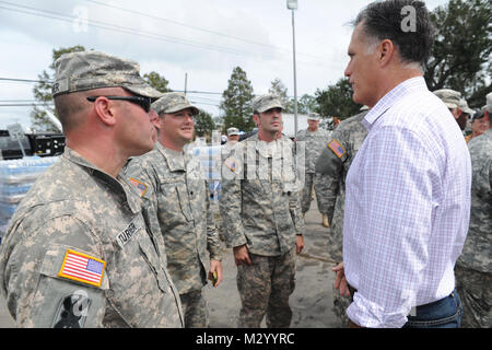 LAFITTE, LA-Gouverneur Mitt Romney durch die Soldaten der Nationalgarde von Louisiana für ihre harte Arbeit während der Wiederherstellung nach Hurrikan Isaac, 12.08.31, 2012, Lafitte. Der lang hat mehr als 8.000 Soldaten und Piloten bereit, unseren Bürgern, lokalen und staatlichen Behörden zur Unterstützung der Hurrikan Isaac Aktivitäten zu unterstützen. (U.S. Air Force Foto von Master Sgt. Toby M. Valadie, Louisiana National Guard Public Affairs Office/freigegeben) 120831-F-VU 198-356 durch Louisiana National Guard Stockfoto