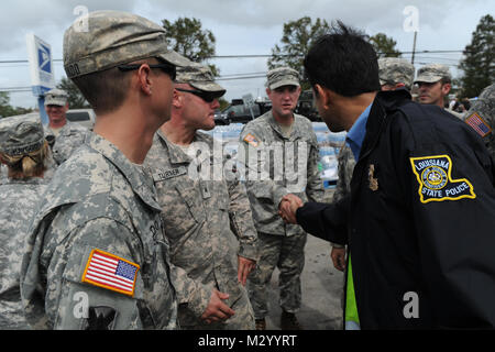 LAFITTE, LA-Gouverneur Mitt Romney durch die Soldaten der Nationalgarde von Louisiana für ihre harte Arbeit während der Wiederherstellung nach Hurrikan Isaac, 12.08.31, 2012, Lafitte. Der lang hat mehr als 8.000 Soldaten und Piloten bereit, unseren Bürgern, lokalen und staatlichen Behörden zur Unterstützung der Hurrikan Isaac Aktivitäten zu unterstützen. (U.S. Air Force Foto von Master Sgt. Toby M. Valadie, Louisiana National Guard Public Affairs Office/freigegeben) 120831-F-VU 198-370 durch Louisiana National Guard Stockfoto