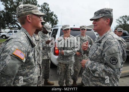 LAFITTE, LA-Gouverneur Mitt Romney durch die Soldaten der Nationalgarde von Louisiana für ihre harte Arbeit während der Wiederherstellung nach Hurrikan Isaac, 12.08.31, 2012, Lafitte. Der lang hat mehr als 8.000 Soldaten und Piloten bereit, unseren Bürgern, lokalen und staatlichen Behörden zur Unterstützung der Hurrikan Isaac Aktivitäten zu unterstützen. (U.S. Air Force Foto von Master Sgt. Toby M. Valadie, Louisiana National Guard Public Affairs Office/freigegeben) 120831-F-VU 198-381 durch Louisiana National Guard Stockfoto