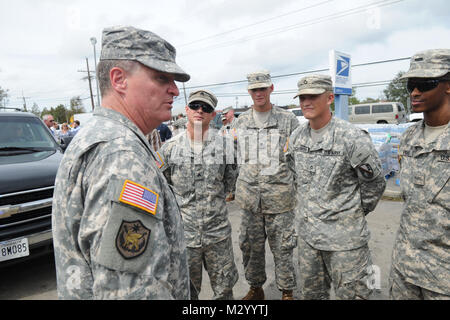 LAFITTE, LA-Gouverneur Mitt Romney durch die Soldaten der Nationalgarde von Louisiana für ihre harte Arbeit während der Wiederherstellung nach Hurrikan Isaac, 12.08.31, 2012, Lafitte. Der lang hat mehr als 8.000 Soldaten und Piloten bereit, unseren Bürgern, lokalen und staatlichen Behörden zur Unterstützung der Hurrikan Isaac Aktivitäten zu unterstützen. (U.S. Air Force Foto von Master Sgt. Toby M. Valadie, Louisiana National Guard Public Affairs Office/freigegeben) 120831-F-VU 198-385 durch Louisiana National Guard Stockfoto