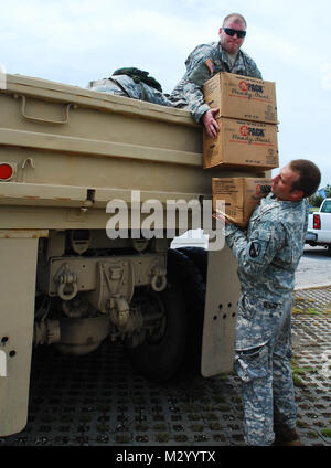 HAMMOND, La-Soldaten mit 1020Th vertikale Ingenieur Firma, seiner 527 Ingenieur Bataillon, sammeln MREs und Wasser aus einem Blackhawk für die Verteilung an die Not-Operation Center in Grand Isle, 31. August 2012. Der lang hat mehr als 8.000 Soldaten und Piloten bereit, unseren Bürgern, lokalen und staatlichen Behörden zur Unterstützung der Hurrikan Isaac Aktivitäten zu unterstützen. (U.S. Armee Foto von Sgt. Rashawn D. Preis, 241 Mobile Public Affairs Loslösung, Louisiana Army National Guard/freigegeben.) 120831-A-E 0763-143 durch Louisiana National Guard Stockfoto