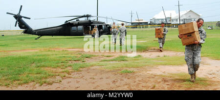 HAMMOND, La-Soldaten mit 1020Th vertikale Ingenieur Firma, seiner 527 Ingenieur Bataillon, sammeln MREs und Wasser aus einem Blackhawk für die Verteilung an die Not-Operation Center in Grand Isle, 31. August 2012. Der lang hat mehr als 8.000 Soldaten und Piloten bereit, unseren Bürgern, lokalen und staatlichen Behörden zur Unterstützung der Hurrikan Isaac Aktivitäten zu unterstützen. (U.S. Armee Foto von Sgt. Rashawn D. Preis, 241 Mobile Public Affairs Loslösung, Louisiana Army National Guard/freigegeben.) 120831-A-E 0763-166 durch Louisiana National Guard Stockfoto