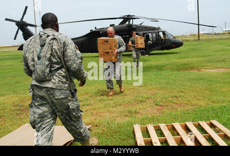 HAMMOND, La-Soldaten mit 1020Th vertikale Ingenieur Firma, seiner 527 Ingenieur Bataillon, sammeln MREs und Wasser aus einem Blackhawk für die Verteilung an die Not-Operation Center in Grand Isle, 31. August 2012. Der lang hat mehr als 8.000 Soldaten und Piloten bereit, unseren Bürgern, lokalen und staatlichen Behörden zur Unterstützung der Hurrikan Isaac Aktivitäten zu unterstützen. (U.S. Armee Foto von Sgt. Rashawn D. Preis, 241 Mobile Public Affairs Loslösung, Louisiana Army National Guard/freigegeben.) 120831-A-E 0763-098 durch Louisiana National Guard Stockfoto