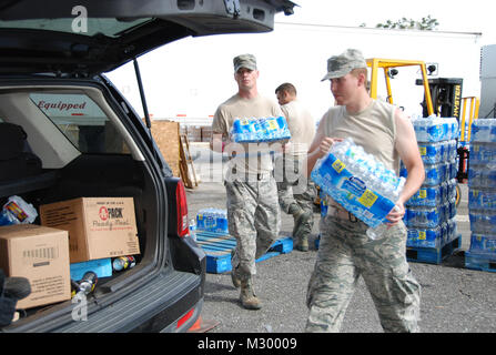 NEW ORLEANS-Flieger von der Louisiana National Guard 259 Air Traffic Control Squadron Nahrung, Wasser und Eis an die Bürger verteilen der Ressourcen nach dem Hurrikan Isaac in New Orleans, Sept. 1, 2012. Die LANG hat mehr als 6.000 Soldaten und Piloten auf Pflicht, unsere Bürger, lokalen und nationalen Behörden, für die Durchführung von Hurrikan Isaac Aktivitäten zu unterstützen. (U.S. Armee Foto von SPC. Tarell J. Bilbo, 241 Mobile Public Affairs Ablösung/freigegeben)120901-A-SM 895-078 durch Louisiana National Guard Stockfoto