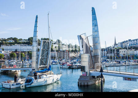 England, Torquay, Devon, Torquay Harbour Bridge und die Skyline der Stadt Stockfoto