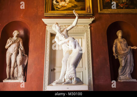 England, West Sussex, Petworth, Petworth House,Galerie, Marmor Statue von Celadon und Amelia von John Charles Felix Rossi Stockfoto