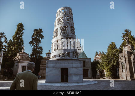 Mailand, Italien Bernocchi Familie Grab an der monumentalen Friedhof, entworfen von Giannino Castiglioni. Alter Mann approccing der Tombstone Stockfoto