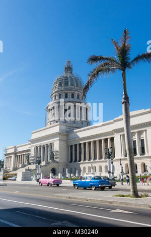 Havanna, Kuba - Januar 16, 2017: Oldtimer vor dem Capitol in Havanna, Kuba. Kubaner, nicht in der Lage, neuere Modelle zu kaufen, halten Tausende Stockfoto