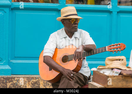 Havanna, Kuba - Januar 16, 2017: Straßenmusiker durchführen und Tipps für Touristen in der Altstadt von Havanna, Havanna, Kuba Stockfoto