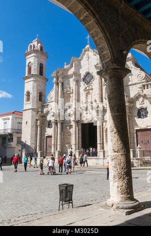 Havanna, Kuba - Januar 16, 2017: Plaza de la Catedral (Englisch: Cathedral Square) ist eine der fünf wichtigsten Plätze in der Altstadt von Havanna und die Website der Ca Stockfoto