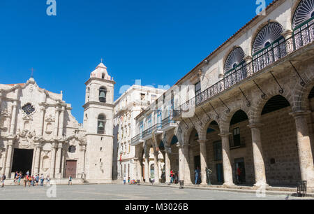 Havanna, Kuba - Januar 16, 2017: Panoramablick auf der Plaza de la Kathedrale in der Altstadt von Havanna mit der barocken Architektur der Kathedrale von San Cristobal. Cobbleston Stockfoto