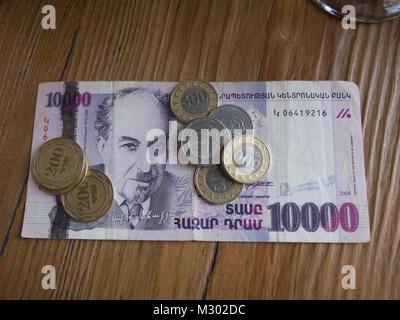 Armenische Währung, DRAM, 10000 Banknoten und Münzen, die auf einem Tisch im Restaurant in Eriwan. Stockfoto
