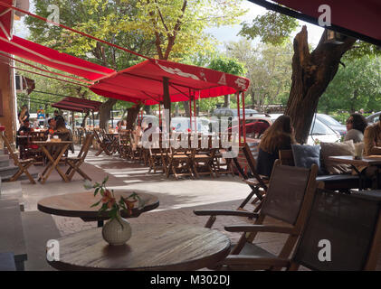 Urban entspannten Lebensstil an einem bordstein Restaurant in Eriwan Armenien in der Nähe der Kaskaden Komplex Stockfoto