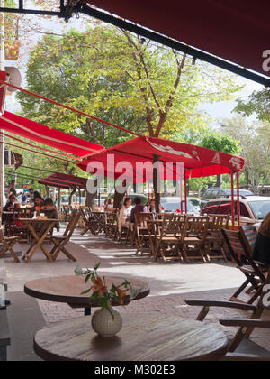 Urban entspannten Lebensstil an einem bordstein Restaurant in Eriwan Armenien in der Nähe der Kaskaden Komplex Stockfoto