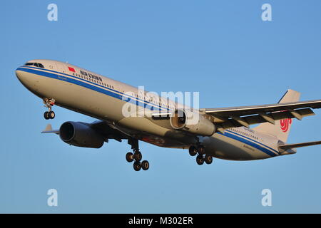 Air China A330 B -8383 Landung in London Heathrow Flughafen, Großbritannien Stockfoto