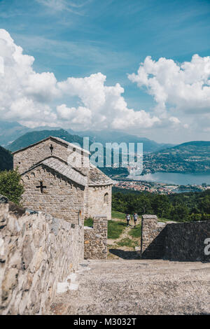 Abtei von San Pietro al Monte ist eine alte Klosteranlage im romanischen Stil in der Stadt von Civate, Provinz von Lecco, Italien. Stockfoto