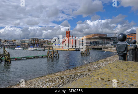 Anzeigen von Cardiff Bay Area mit berühmten Gebäuden, Pierhead und Sinead. Im Frühsommer an einem bewölkten Tag genommen. Das kupfer Dach des Millenium Center. Stockfoto