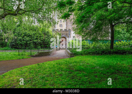 Eingang zum Schloss von Cardiff, in Bute Park. Ruhigen schoss mit viel Laub auf den Bäumen. Stockfoto