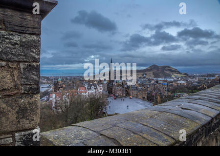 Luftaufnahme von der Burg von Edinburgh Wände. Mit Blick auf die Stadt und auf die Firth-of-Forth. Im Winter an einem regnerischen Tag genommen. Stockfoto