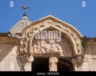 Kloster Noravank im südlichen Armenien, Surb Karapet Kirche, obere Tympanon, die Gott, der Vater, mit den Kopf von Johannes dem Täufer Stockfoto