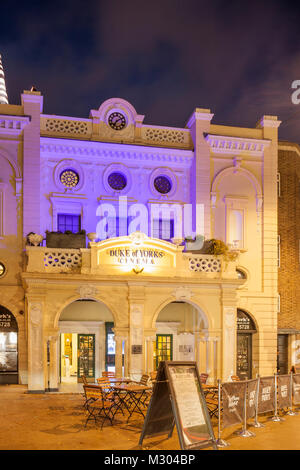 Nacht fällt bei Duke of Yorks Kino in Brighton, England. Stockfoto