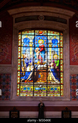 BLOIS, Frankreich - ca. Juni 2014: Glasmalerei in der Kirche von Saint-Vincent-de-Paul in Blois, Frankreich Stockfoto