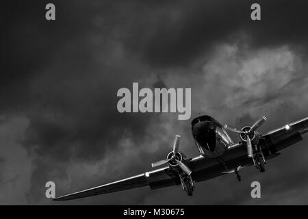 Eine Douglas DC-3-Flugzeug gesehen Landeanflug auf den Flughafen von Villavicencio, Kolumbien. Stockfoto