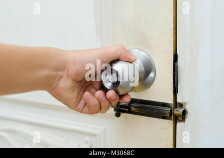Knopf Tür Tür weiß Edelstahl Türgriff oder Griff, hand Knopf Tür Hand drücken Sie die Verriegelungstaste Stockfoto