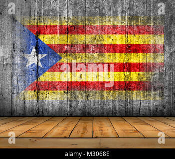 Katalanische Unabhängigkeit Flagge auf Hintergrund Textur grauer Beton mit Parkettboden lackiert Stockfoto