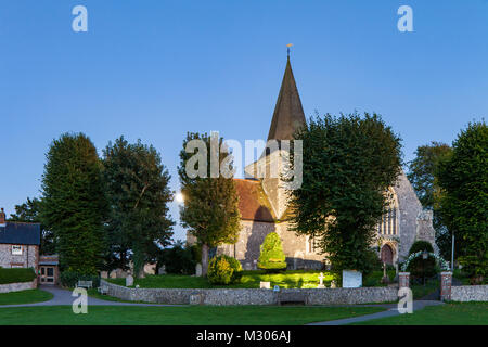 Die Nacht in der St. Andreas Kirche in Eastbourne, East Sussex, England. South Downs National Park. Stockfoto