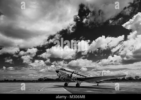 Eine Douglas DC-3-Flugzeug Taxis auf der Landebahn vor dem Start auf dem Flughafen von Villavicencio, Kolumbien. Stockfoto