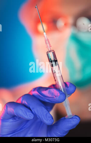 Die Impfung ist wichtig für eine Impfung. Weibliche Mediziner mit Impfstoff Spritze Stockfoto
