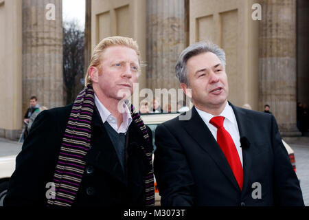Boris Becker mit dem Regierenden Bürgermeister von Berlin Klaus Wowereit bin und mit dem Brandenburgertor Stockfoto